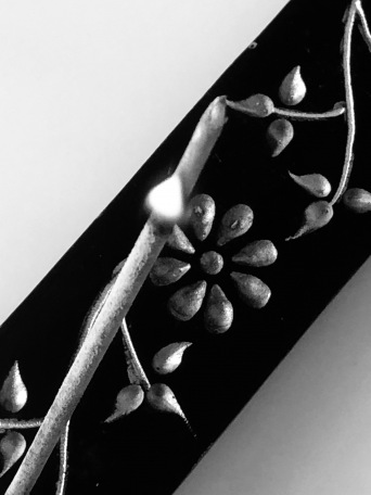  Räucherstäbchenhalter mit Blumen 